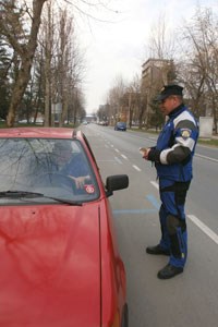 Slika PU_VS/O nama-fotke/prometni_policajac_pored auta2.jpg